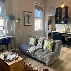 Just Off Long - Inner Gem Apartment